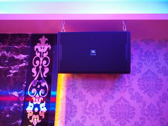 Loa JBL KP 4010 được lắp đặt trên hệ thống karaoke